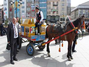 Erzurumda eşekli at arabalı Kütüphane Haftası etkinliği