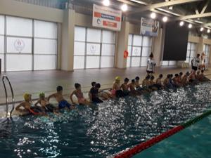 Erzurumda ilkokul öğrencilerine ücretsiz yüzme kursu