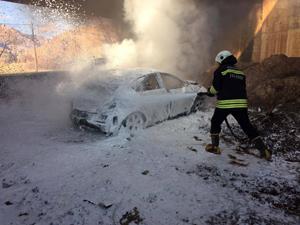 Erzurumda köprüden uçan otomobil yandı: 1 yaralı