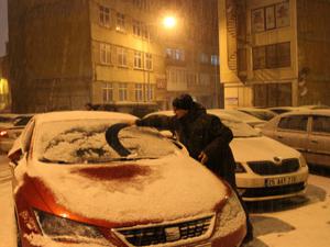 Erzurum'da lapa lapa kar kenti beyaza bürüdü