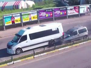 Erzurum'da makas atan sürücü önündeki minibüse çarptı