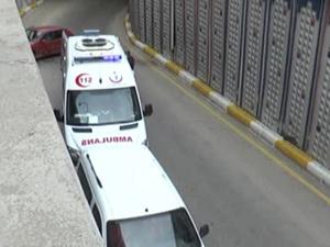 Erzurum'da otomobil, duvara çarptı: 2 yaralı