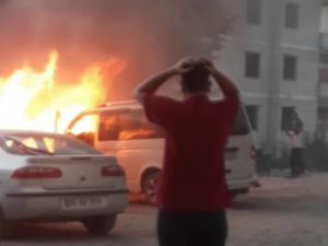 Erzurum'da park halindeki araç alev alev yandı 