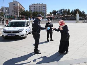 Erzurum'da polisler maske dağıttı