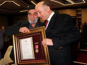Erzurumda şehit yakınları ve gazilere devlet övünç madalyası verildi
