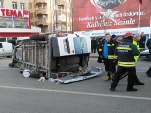 Erzurum'da servis minibüsü kaza yaptı: 5 yaralı