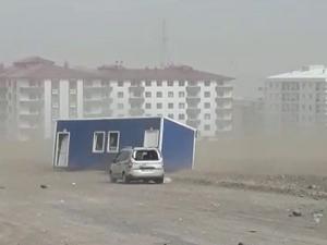Erzurum'da şiddetli rüzgar konteynırları uçurdu