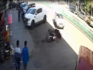 Erzurum'da sürücü polis motosikletine çarptı: 2 yaralı