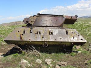 Erzurum'da terk edilmiş tanklar