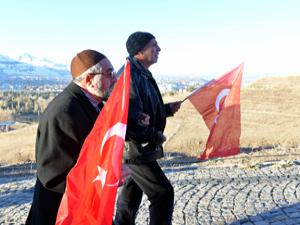 Erzurum 'ecdadına saygı' için yürüdü
