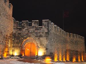 Erzurum Kalesi ve Saat Kulesi ışıklandırıldı