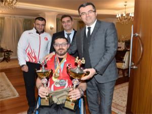 Erzurum'un ilk engelli araştırma raporu Vali Memişe sunuldu