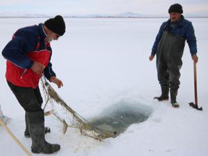 Erzurum ve Ağrıda Eskimo usulü balık avlıyorlar