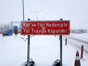 Erzurum ve Erzincan'da ulaşıma kar ve tipi engeli