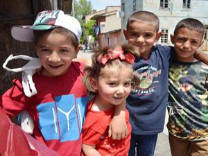 Erzurumlu çocukların arafalık sevinci