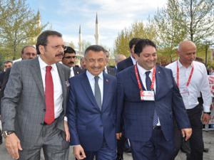 Fuat Oktay, Erzurum standını ziyaret etti