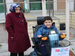 Hollanda'daki Türklerden engellilere yardım eli