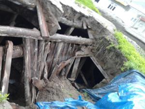 Horasanda aşırı yağış nedeniyle ev ve ahır çöktü