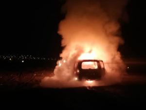 Horasan'da otomobil alev alev yandı: 4 yaralı