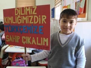 İlkokul öğrencileri Türkçeye sahip çıkıyor