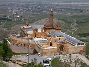 İshak Paşa Sarayı'na turist akını