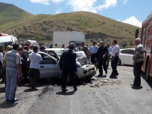 İspir'de otomobil iş makinasıyla çarpıştı: 1 ölü, 3 yaralı 