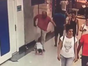 İzmir'de şok görüntü! Bebeğe acımasızca tekme attı