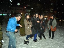 Erzurum yeni yıla kar yağışı altında giriyor