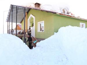Kar kalınlığı 3 metreyi buldu, evler görünmez oldu