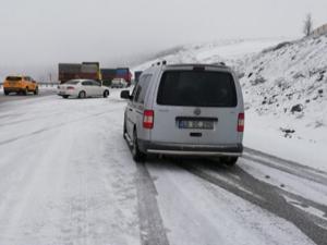 Kar yağışı ve buzlanma nedeniyle araçlar kaydı