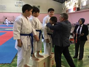 Karateciler okulları için tatamiye çıktı