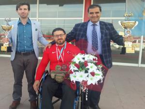 Keleşoğlu Milli Sporcuyu çiçeklerle karşıladı
