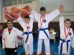 Karate il birinciliği maçları nefesleri kesti