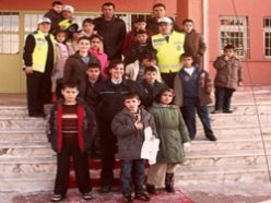 Trafik polisleri yuvadaki çocukları ziyaret etti
