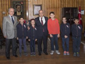 Makedonya yolcusu öğrenciler Rektör Çomaklıyı ziyaret etti