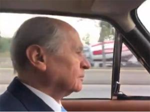 MHP Lideri Bahçeli klasik otomobiliyle Ankara yollarında