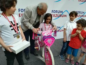 Minik ressamlar Forum Erzurumda ödüllerini aldı