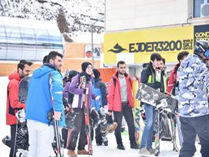 Mühendis ve Mimar adayları kayakta