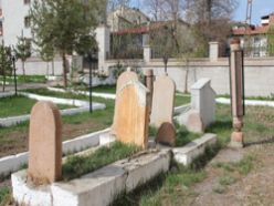 Tarihi mezar taşına saygısızlık