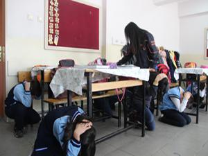 Öğrenciler depremi yaşadı