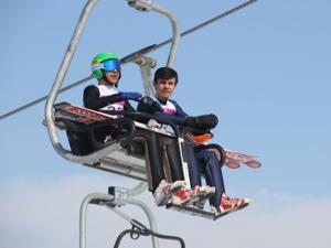Okullar arası kayakla atlama yarışması nefes kesti