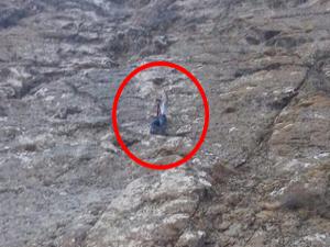 Oltuda 1 kişi tırmandığı kayada mahsur kaldı