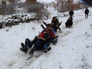 Oltu'da çocukların kar keyfi