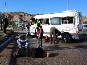 Oltu'da kamyon ile öğrenci servisi çarpıştı: 3 yaralı
