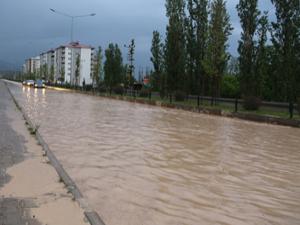 Oltu'da sağanak yağmur yolları göle çevirdi