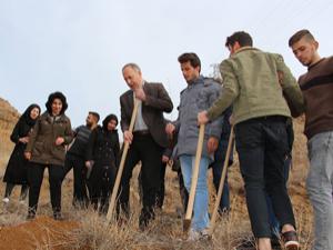 Ormancılık bölümü öğrencileri fidan dikti