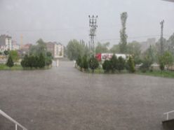 Oltu'da şiddetli yağış hayatı felç etti