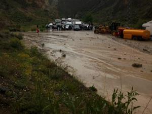 Sel Tortum-Artvin karayolunu trafiğe kapattı