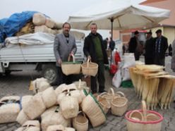 Oltu halk pazarında sepet yok sattı