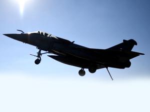 Suriye'de rejim güçlerine hava saldırısı düzenledi